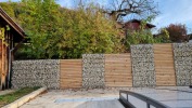 Recinzione con gabbioni in acciaio aluzincato ed inserti in legno made in Italy