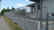 Gabbioni con recinzione applicata per recinzioni e pareti divisorie