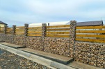 recinzione con inserti in legno